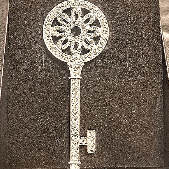 NEW Silver Key Crystal rhinestone Pendant Necklace 18"-22" Chain Zirconia NWT - Picture 8 of 9